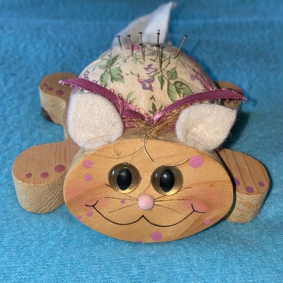 KITTY CAT pin cushion wood base flora fabric mauve ribbon and paint vintage NEW - Picture 1 of 8